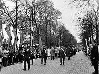 1975-35  1 maja 1975  Jawor, ul. Wrocławska  Obchody 1 maja - Święto Pracy    Uczestnicy pochodu prezentujący się przed trybuną honorową.  Członkowie Związku Bojowników o Wolność i Demokrację (ZBoWiD).   Na czele: Grzegorz Dominik, ze sztandarem: Mieczysław Kłodziński.