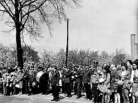 1975-36  1 maja 1975  Jawor, ul. Wrocławska  Obchody 1 maja - Święto Pracy    Jaworska Orkiestra Dęta pod kierunkiem Klemensa Grzybowskiego naprzeciwko trybuny honorowej.