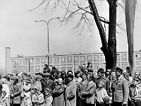 1975-37  1 maja 1975  Jawor, ul. Wrocławska  Obchody 1 maja - Święto Pracy    Mieszkańcy zgromadzeni wzdłuż trasy pochodu w pobliżu trybuny honorowej.