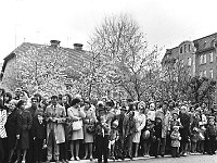 1975-38  1 maja 1975  Jawor, ul. Wrocławska  Obchody 1 maja - Święto Pracy    Mieszkańcy zgromadzeni wzdłuż trasy pochodu w pobliżu trybuny honorowej.
