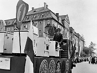 1975-40  1 maja 1975  Jawor, ul. Wrocławska  Obchody 1 maja - Święta Pracy    Uczestnicy pochodu oddalający się od trybuny honorowej.  Przedstawiciele Fabryki Wyrobów Emaliowanych "Fawem" prezentujący swoje wyroby.