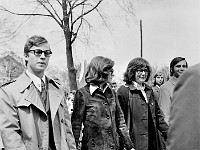 1975-41  1 maja, 1970  Jawor, ulica Wrocławska  Obchody 1 maja - Święta Pracy      Obchody 1 maja - Święta Pracy.  Uczestnicy pochodu pierwszomajowego prezentujący się przed trybuną honorową.  Trybuna honorowa była zlokalizowana naprzeciwko Zasadniczej Szkoły Zawodowej (ul. Wrocławska 30A). W tle widoczny fragment budynku nr 31.