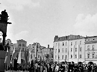 1976-01  1 maja 1976  Jawor, Rynek  Obchody 1 maja - Święto Pracy    Uczestnicy pochodu pierwszomajowego słuchający przemówienia i oczekujący na wymarsz.