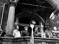 1976-02  1 maja 1976  Jawor, Rynek  Obchody 1 maja - Święto Pracy    Przedstawiciele władz miasta, partii i stacjonującego w mieście 15 batalionu samochodowego Oddziałów Północnej Grupy Wojsk Armii Radzieckiej, stojący podczas przemawiania na ganku przed wejściem głównym do ratusza.   Od lewej stoją: Władysław Wojtkowiak, (..), Tadeusz Sowiński, Mieczysław Pacholczyk, Józef Mokrzycki.