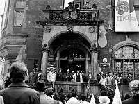 1976-03  1 maja 1976  Jawor, Rynek  Obchody 1 maja - Święto Pracy    Przedstawiciele władz miasta, partii i stacjonującego w mieście 15 batalionu samochodowego Oddziałów Północnej Grupy Wojsk Armii Radzieckiej na ganku przed wejściem głównym do ratusza.  W pierwszym rzędzie od lewej: Ryszard Kowalski - naczelnik miasta, (?), Władysław Wojkowiak , (?), Tadeusz Sowiński - I sekretarz Komitetu Miejskiego Polskiej Zjednoczonej Partii Robotniczej (KM PZPR), Mieczysław Pacholczyk, Józef Mokrzycki.
