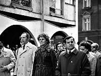 1976-04  1 maja 1976  Jawor, Rynek  Obchody 1 maja - Święto Pracy    Przedstawiciele władz miasta i partii oczekujący na wymarsz.   Od lewej: Władysław Wojtkowiak, (?), Tadeusz Sowiński - I skretarz Komitetu Miejskiego Polskiej Zjednoczonej Partii Robotniczej (PZPR).