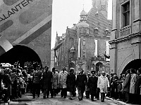 1976-05  1 maja 1976  Jawor, ul. Grunwaldzka  Obchody 1 maja - Święto Pracy    Przedstawiciele władz miasta, partii i stacjonującego w mieście 15 batalionu samochodowego Oddziałów Północnej Grupy Wojsk Armii Radzieckiej w drodze z rynku do trybuny honorowej.  Od lewej: Mieczysław Maślany, Ryszard Kowalski - naczelnik miasta, Kazimierz Pacholczyk - II sekretarz Komitetu Miejskiego Polskiej Zjednoczonej Partii Robotniczej (KM PZPR) , Władysław Wójtkowiak, (?), Tadeusz Sowiński - I sekretarz Komitetu Miejskiego Polskiej Zjednoczonej Partii Robotniczej (KM PZPR), (?), Zdzisław Iwański.