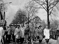 1976-06  1 maja 1976  Jawor, ul. Wrocławska  Obchody 1 maja - Święto Pracy    Przedstawiciele władz miasta, partii i stacjonującego w mieście 15 batalionu samochodowego Oddziałów Północnej Grupy Wojsk Armii Radzieckiej zbliżają się do trybuny honorowej.   Od lewej: Mieczysław Maślany, Ryszard Kowalski - naczelnik miasta, Mieczysław Pacholczyk, Władysław Wojtkowiak, (?), Tadeusz Sowiński - I skretarz Komitetu Miejskiego Polskiej Zjednoczonej Partii Robotniczej (PZPR), (?), Zdzisław Iwański.