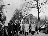 1976-07  1 maja 1976  Jawor, ul. Wrocławska  Obchody 1 maja - Święto Pracy    Pracownicy Zakładów Kuzienniczych i Maszyn Rolniczych (ZKiMR) "Agromet" przed trybuną honorową.