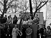 1976-09  1 maja 1976  Jawor, ul. Wrocławska  Obchody 1 maja - Święto Pracy    Trybuna honorowa z przedstawicielami władz miasta, partii i stacjonującego w mieście 15 batalionu samochodowego Oddziałów Północnej Grupy Wojsk Armii Radzieckiej.  Od lewej: Tadeusz Sowiński - I skretarz Komitetu Miejskiego Polskiej Zjednoczonej Partii Robotniczej (PZPR), Mieczysław Pacholczyk - II sekretarz Komitetu Miejskiego Polskiej Zjednoczonej Partii Robotniczej (KM PZPR), (?), Zdzisław Iwański, (?), (?), Józef Maziarz.   W drugim rzędzie trzeci od lewej: Jan Białek, szósty - Józef Noworól.