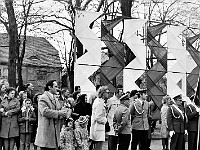 1976-10  1 maja 1976  Jawor, ul. Wrocławska  Obchody 1 maja - Święto Pracy    Mieszkańcy zgromadzeni wzdłuż trasy pochodu pierwszomajowego w pobliżu trybuny honorowej.  Na pierwszym planie Janusz Kredoszyński - założyciel i operator Amatorskiego Klubu Filmowego "Jawornik".  Obok po prawej w jasnym płaszczu: Marian Lassota.