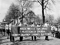 1976-12  1 maja 1976  Jawor, ul. Wrocławska  Obchody 1 maja - Święto Pracy    Uczestnicy pochodu pierwszomajowego prezentujący się przed trybuną honorową.