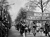 1976-13  1 maja 1976  Jawor, ul. Wrocławska  Obchody 1 maja - Święto Pracy    Uczestnicy pochodu pierwszomajowego prezentujący się przed trybuną honorową.  Pracownicy Spółdzielni Pracy Krawieckiej im. Obrońców Pokoju.