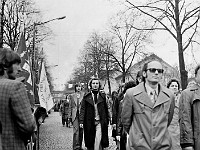 1976-14  1 maja 1976  Jawor, ul. Wrocławska  Obchody 1 maja - Święto Pracy    Uczestnicy pochodu pierwszomajowego prezentujący się przed trybuną honorową.