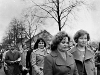 1976-15  1 maja 1976  Jawor, ul. Wrocławska  Obchody 1 maja - Święto Pracy    Uczestnicy pochodu pierwszomajowego prezentujący się przed trybuną honorową.  Pracownicy Zakładów Kuzienniczych i Maszyn Rolniczych (ZKiMR) "Agromet".