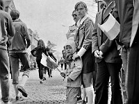 1976-16  1 maja 1976  Jawor, ul. Wrocławska  Obchody 1 maja - Święto Pracy    Uczestnicy pochodu pierwszomajowego prezentujący się przed trybuną honorową.