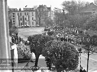 1977-01  1 maja (prawdopodobnie rok 1977)   Jawor, skrzyżowanie ul. Armii Krajowej (daw. ul. Świerczewskiego) i ul. Piłsudskiego (dawn. u. Armii Radzieckiej)  Obchody 1 maja - Święto Pracy    Mieszkańcy obserwujący trasę pochodu pierwszomajowego.