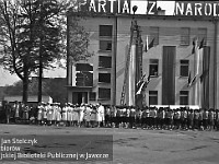 1977-02  1 maja (prawdopodobnie rok 1977)   Jawor, skrzyżowanie ul. Armii Krajowej (daw. ul. Świerczewskiego) i ul. Piłsudskiego (dawn. u. Armii Radzieckiej)  Obchody 1 maja - Święto Pracy    Mieszkańcy oraz uczestnicy pochodu pierwszomajowego.