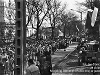 1977-03  1 maja (prawdopodobnie rok 1977)   Jawor, ul. Armii Krajowej (daw. Karola Świerczewskiego)  Obchody 1 maja - Święto Pracy    Uczestnicy pochodu pierwszomajowego.