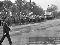 1977-04  1 maja (prawdopodobnie rok 1977)   Jawor, skrzyżowanie ul. Armii Krajowej (daw. ul. Świerczewskiego) i ul. Piłsudskiego (dawn. u. Armii Radzieckiej)  Obchody 1 maja - Święto Pracy    Mieszkańcy obserwujący trasę pochodu pierwszomajowego. Na zdjęciu z lewej grzegorz Domink (ZBOWID)