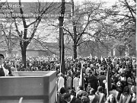 1977-05  1 maja (prawdopodobnie rok 1977)   Jawor, ul. Piłsudskiego (dawn. ul. Armii Radzieckiej)   Obchody 1 maja - Święto Pracy    Widok na zebranych zza trybuny.