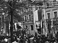 1977-06  1 maja (prawdopodobnie rok 1977)   Jawor, ul. Piłsudskiego (dawn. ul. Armii Radzieckiej)   Obchody 1 maja - Święto Pracy    Pochód. Trybuna.