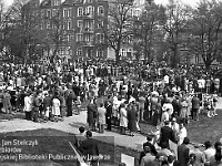 1977-09  1 maja (prawdopodobnie rok 1977)   Jawor, ul. Piłsudskiego (dawn. ul. Armii Radzieckiej)   Obchody 1 maja - Święto Pracy    Uczestnicy pochodu pierwszomajowego zgromadzeni w okolicach trybuny honorowej.