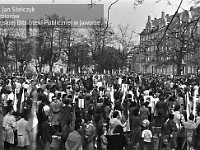 1977-10  1 maja (prawdopodobnie rok 1977)   Jawor, ul. Piłsudskiego (dawn. ul. Armii Radzieckiej)   Obchody 1 maja - Święto Pracy    Przed trybuną.