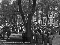 1977-11  1 maja (prawdopodobnie rok 1977)   Jawor, ul. Piłsudskiego (dawn. ul. Armii Radzieckiej)   Obchody 1 maja - Święto Pracy    Przed trybuną.