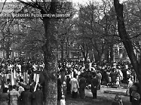 1977-12  1 maja (prawdopodobnie rok 1977)   Jawor, ul. Piłsudskiego (dawn. ul. Armii Radzieckiej)   Obchody 1 maja - Święto Pracy    Przed trybuną.