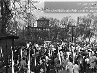 1977-13  1 maja (prawdopodobnie rok 1977)   Jawor, ul. Piłsudskiego (dawn. ul. Armii Radzieckiej)   Obchody 1 maja - Święto Pracy