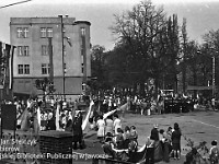1977-14  1 maja (prawdopodobnie rok 1977)   Jawor, skrzyżowanie ul. Armii Krajowej (daw. ul. Świerczewskiego) i ul. Piłsudskiego (dawn. u. Armii Radzieckiej)  Obchody 1 maja - Święto Pracy    Po lewej widoczny budynek Przychodni Rejonowej.