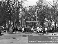 1977-15  1 maja (prawdopodobnie rok 1977)   Jawor, skrzyżowanie ul. Armii Krajowej (daw. ul. Świerczewskiego) i ul. Piłsudskiego (dawn. u. Armii Radzieckiej)  Obchody 1 maja - Święto Pracy