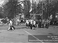 1977-16  1 maja (prawdopodobnie rok 1977)   Jawor, skrzyżowanie ul. Armii Krajowej (daw. ul. Świerczewskiego) i ul. Piłsudskiego (dawn. u. Armii Radzieckiej)  Obchody 1 maja - Święto Pracy    Pochód.Władze miasta, przedstawiciele wojsk radzieckich stacjonujących w Jaworze.