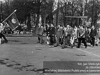 1977-17  1 maja (prawdopodobnie rok 1977)   Jawor, skrzyżowanie ul. Armii Krajowej (daw. ul. Świerczewskiego) i ul. Piłsudskiego (dawn. u. Armii Radzieckiej)  Obchody 1 maja - Święto Pracy    Władze miasta, przedstawiciele wojsk radzieckich stacjonujących w Jaworze.