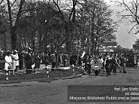 1977-18  1 maja (prawdopodobnie rok 1977)   Jawor, skrzyżowanie ul. Armii Krajowej (daw. ul. Świerczewskiego) i ul. Piłsudskiego (dawn. u. Armii Radzieckiej)  Obchody 1 maja - Święto Pracy    Zakłady Kuziennicze i Maszyn Rolniczych (pracownicy)