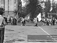 1977-19  1 maja (prawdopodobnie rok 1977)   Jawor, skrzyżowanie ul. Armii Krajowej (daw. ul. Świerczewskiego) i ul. Piłsudskiego (dawn. u. Armii Radzieckiej)  Obchody 1 maja - Święto Pracy