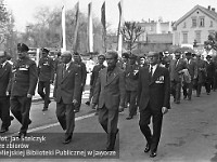 1977-20  1 maja (prawdopodobnie rok 1977)   Jawor, ul. Armii Krajowej (dawn. ul. Świerczewskiego)  Obchody 1 maja - Święto Pracy    Uczestnicy pochodu pierwszomajowego - przedstawiciele Wojska Polskiego i kombatanci. Drugi z lewej Mieczysław Kłodziński.