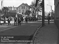 1977-21  1 maja (prawdopodobnie rok 1977)   Jawor, ul. Armii Krajowej (dawn. ul. Świerczewskiego)  Obchody 1 maja - Święto Pracy    Uczestnicy pochodu pierwszomajowego.