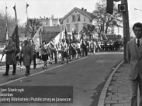 1977-22  1 maja (prawdopodobnie rok 1977)   Jawor, ul. Armii Krajowej (dawn. ul. Świerczewskiego)  Obchody 1 maja - Święto Pracy    Uczestnicy pochodu pierwszomajowego.