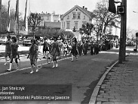 1977-23  1 maja (prawdopodobnie rok 1977)   Jawor, ul. Armii Krajowej (dawn. ul. Świerczewskiego)  Obchody 1 maja - Święto Pracy    Uczestnicy pochodu pierwszomajowego.