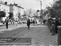 1977-24  1 maja (prawdopodobnie rok 1977)   Jawor, ul. Armii Krajowej (dawn. ul. Świerczewskiego)  Obchody 1 maja - Święto Pracy    Uczestnicy pochodu pierwszomajowego - uczniowie Szkoły Podstawowej nr 4.