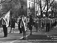 1977-26  1 maja (prawdopodobnie rok 1977)   Jawor, ul. Armii Krajowej (dawn. ul. Świerczewskiego)  Obchody 1 maja - Święto Pracy    Uczestnicy pochodu pierwszomajowego - przedstawiciele Związku Harcerstwa Polskieho (ZHP).