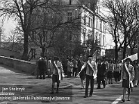 1977-27  1 maja (prawdopodobnie rok 1977)   Jawor, ul. Armii Krajowej (dawn. ul. Świerczewskiego)  Obchody 1 maja - Święto Pracy    Uczestnicy pochodu pierwszomajowego - przedstawiciele Związku Harcerstwa Polskieho (ZHP).