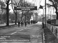 1977-28  1 maja (prawdopodobnie rok 1977)   Jawor, ul. Armii Krajowej (dawn. ul. Świerczewskiego)  Obchody 1 maja - Święto Pracy    Uczestnicy pochodu pierwszomajowego.