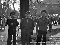 1977-29  1 maja (prawdopodobnie rok 1977)   Jawor, skrzyżowanie ul. Armii Krajowej (daw. ul. Świerczewskiego) i ul. Piłsudskiego (dawn. u. Armii Radzieckiej)  Obchody 1 maja - Święto Pracy    Uczestnicy pochodu pierwszomajowego po jego zakończeniu.