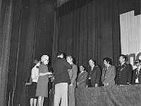 1977-32  1 maja (prawdopodobnie rok 1977)   Jawor, Kino "Jubilat", ul. Piłsudskiego (dawn. ul. Świerczewskiego)  Obchody 1 maja - Święto Pracy    Akademia okolicznościowa. Wręczanie odznaczeń.   Wręczają: Tadeusz Sowiński - sekretarz Komitetu Miejskiego Polskiej Zjednoczonej Partii Robotniczej (KM PZPR), Rozalia Wróblewska - pracownica Biura Miejskiej Rady Narodowej.