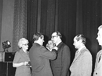 1977-34  1 maja (prawdopodobnie rok 1977)   Jawor, Kino "Jubilat", ul. Piłsudskiego (dawn. ul. Świerczewskiego)  Obchody 1 maja - Święto Pracy    Akademia okolicznościowa. Wręczanie odznaczeń.   Wręczają: Tadeusz Sowiński - sekretarz Komitetu Miejskiego Polskiej Zjednoczonej Partii Robotniczej (KM PZPR), Rozalia Wróblewska - pracownica Biura Miejskiej Rady Narodowej.