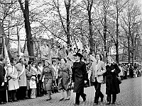 1978-13  1 maja 1978  Jawor, ul. Wrocławska  Obchody 1 maja - Święta Pracy    Uczestnicy pochodu pierwszomajowego prezentujący się przed trybuną honorową.  Pracownicy Jaworskiego Ośrodka Kultury (JOK).   Od lewej: Danuta Rybicka, Danuta Kaczkowska, Bogdan Pittner.