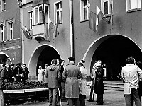 1979-01  1 maja 1979  Jawor, Rynek  Obchody 1 maja - Święta Pracy     Uczestnicy pochodu oczekujący na przemówienie i rozpoczęcie przemarszu.